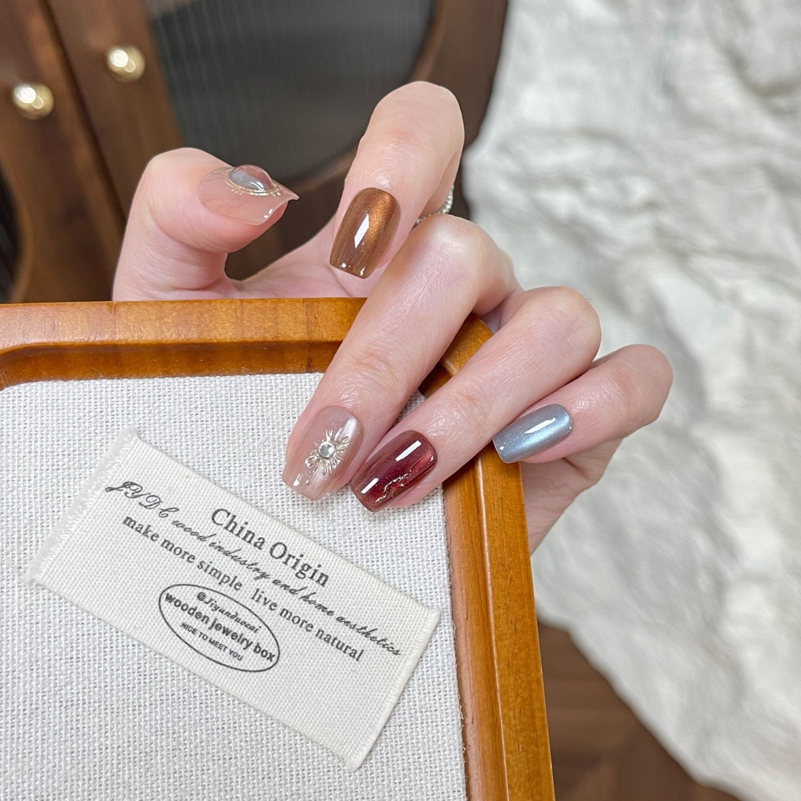 抖音爆款秋冬新款卡其拼搭色鎏金墨镜穿戴甲条子厂家定制图4