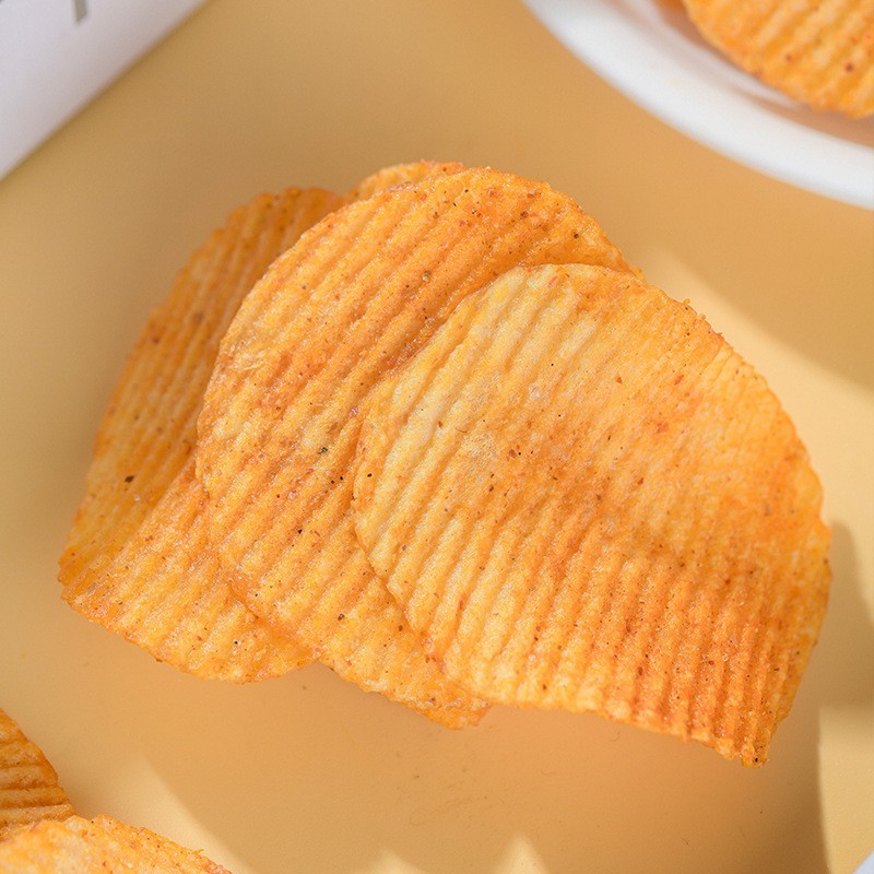 【定制】源头工厂椒香麻辣味薯片休闲零食小吃薄脆鲜切土豆片加工图4