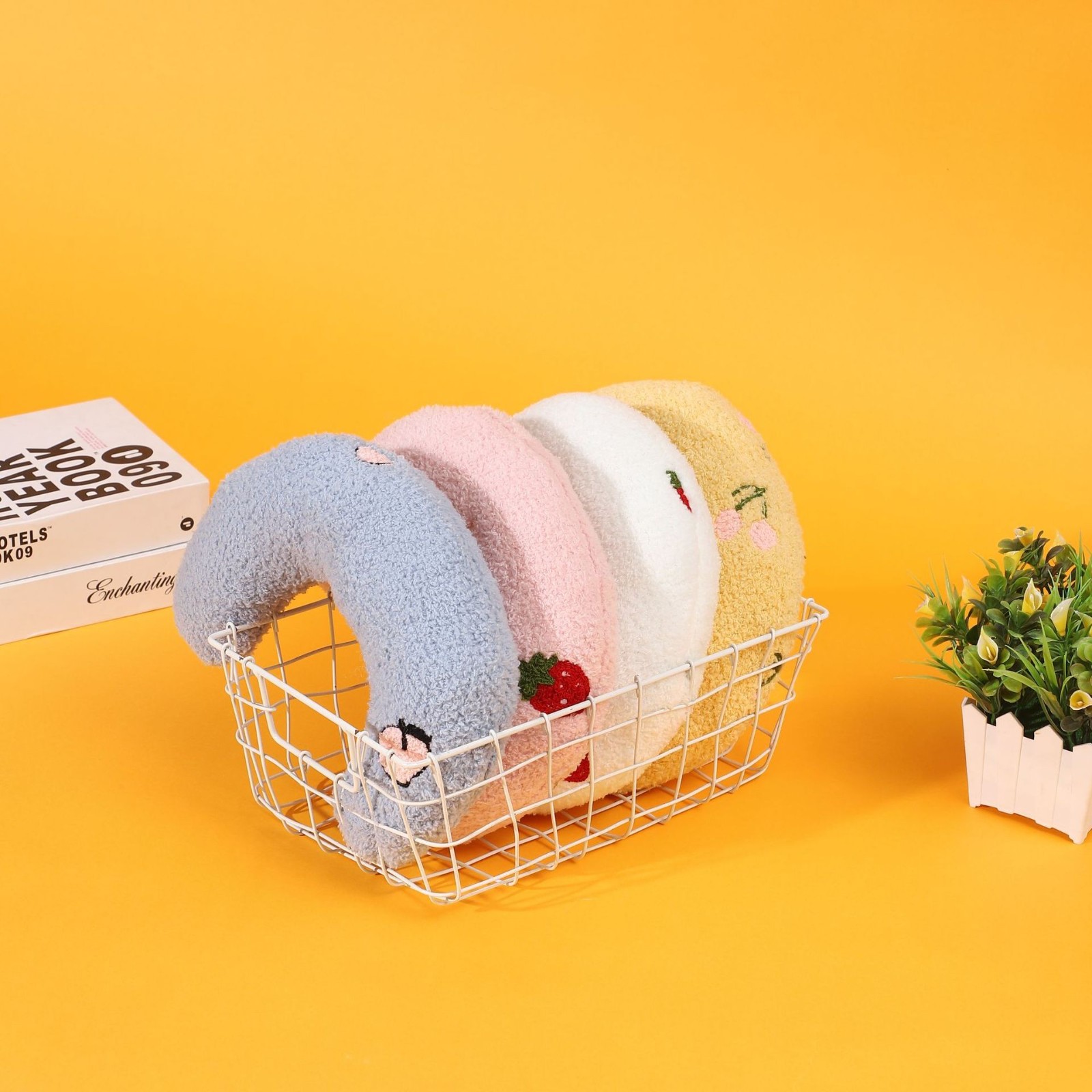 加工定制猫狗卡通枕头宠物半月型枕猫咪枕头踩奶深度睡眠U型抱枕图3