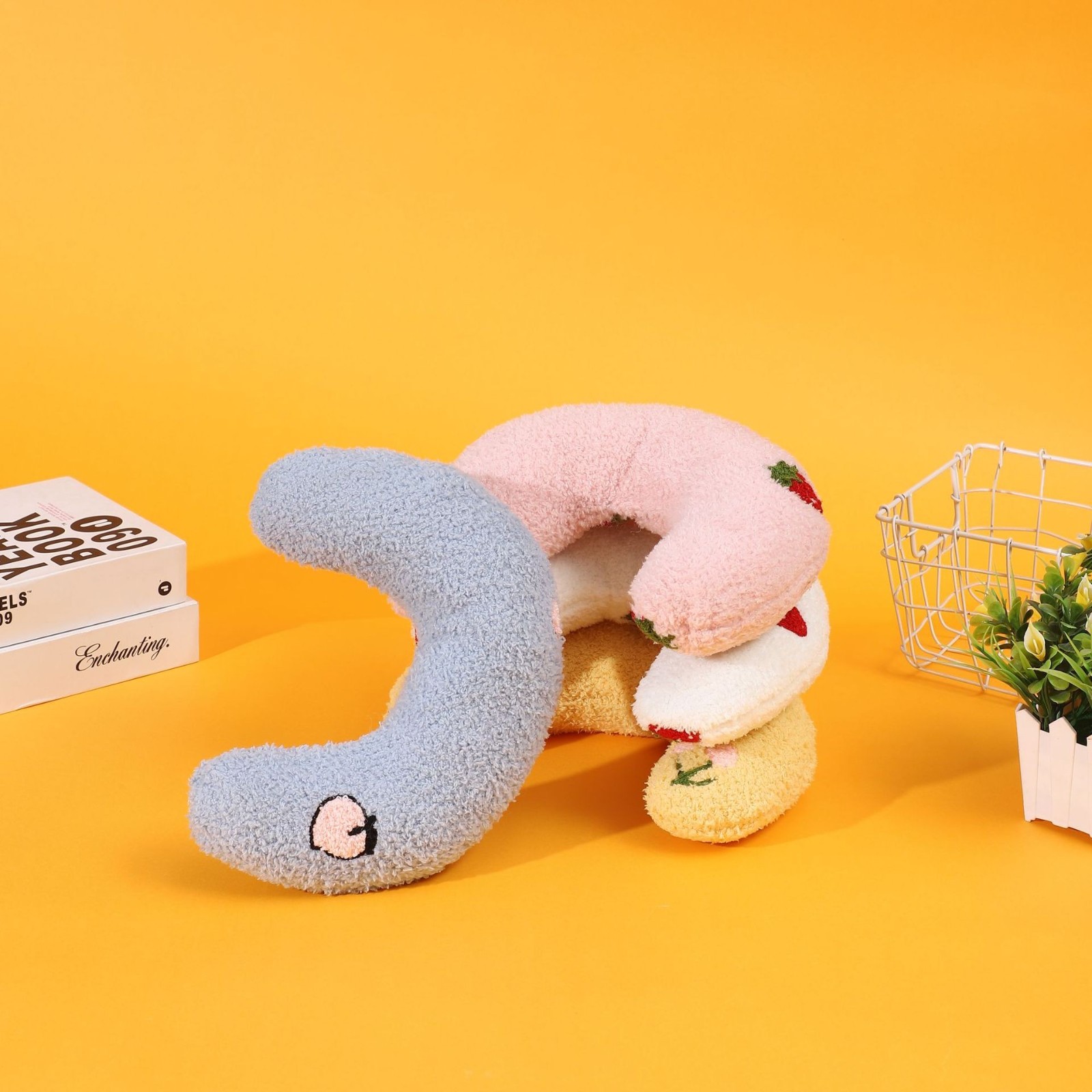 加工定制猫狗卡通枕头宠物半月型枕猫咪枕头踩奶深度睡眠U型抱枕图2