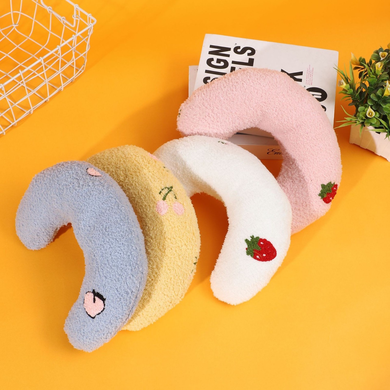 加工定制猫狗卡通枕头宠物半月型枕猫咪枕头踩奶深度睡眠U型抱枕图4