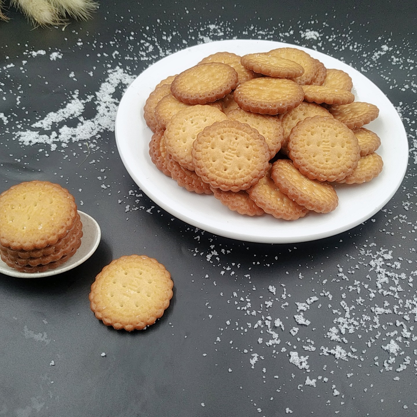 日式小圆饼手抓包装海盐小圆饼干奶盐味休闲网红零食图2