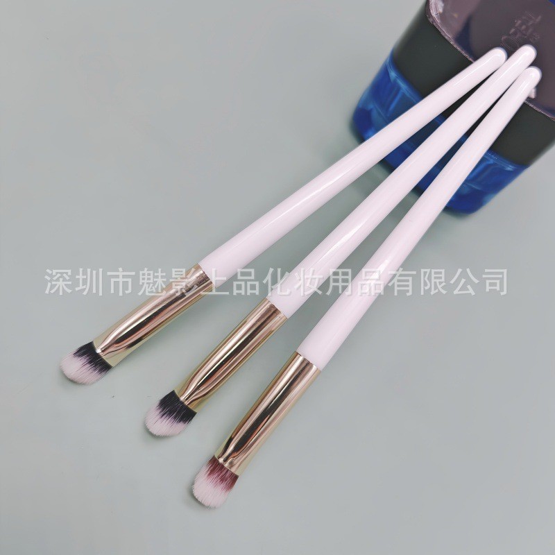 新款遮瑕刷三角形款式面部美妆刷子鼻影 高颜值便携款软毛易上妆图3