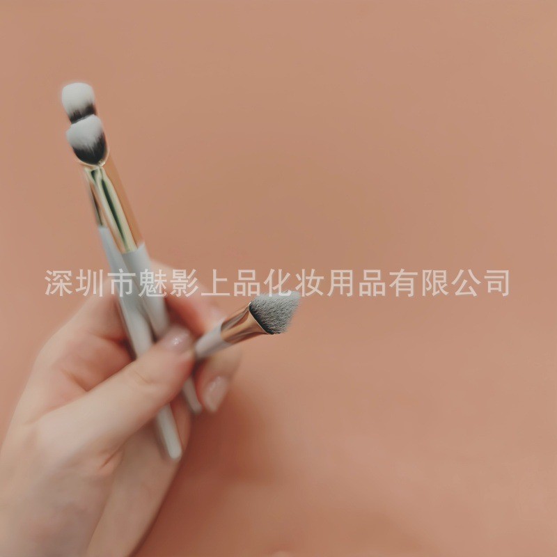 新款遮瑕刷三角形款式面部美妆刷子鼻影 高颜值便携款软毛易上妆图2