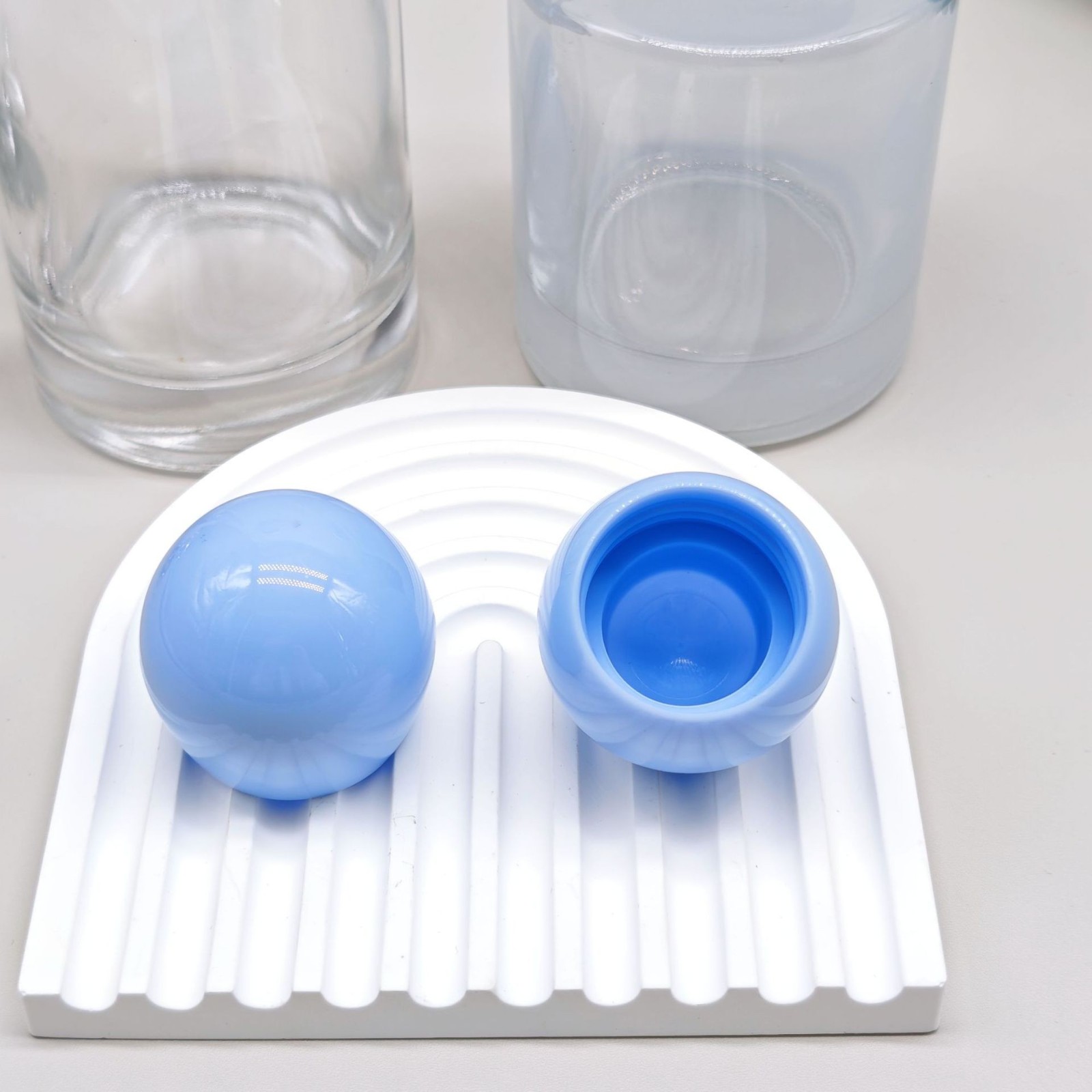 28牙玻珠盖 圆头普通旋盖留香珠盖子彩色塑料球形瓶盖厂家图2