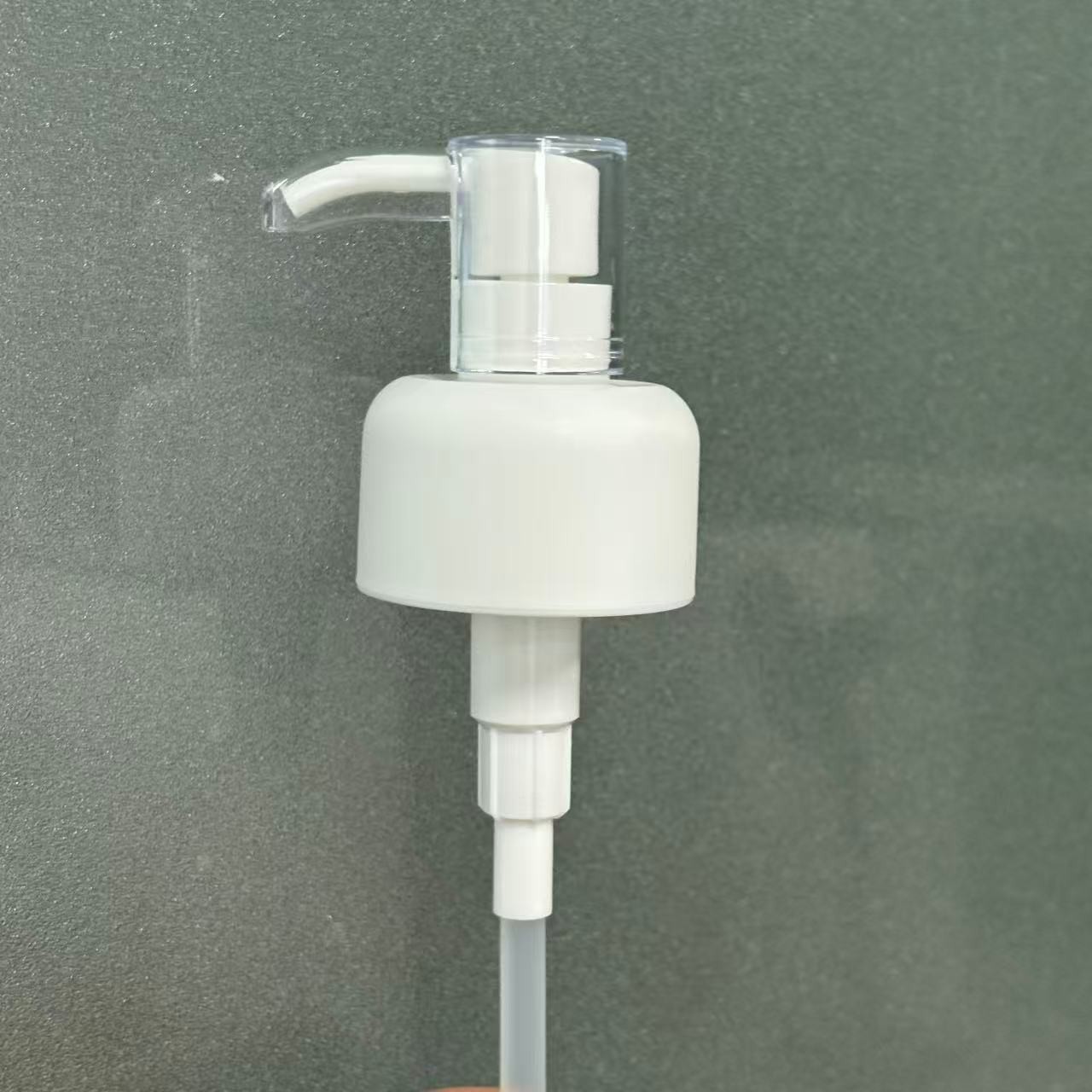 新款24/410白色塑料按压式牙膏泵头乳液泵高透明罩子哑面磨砂泵头