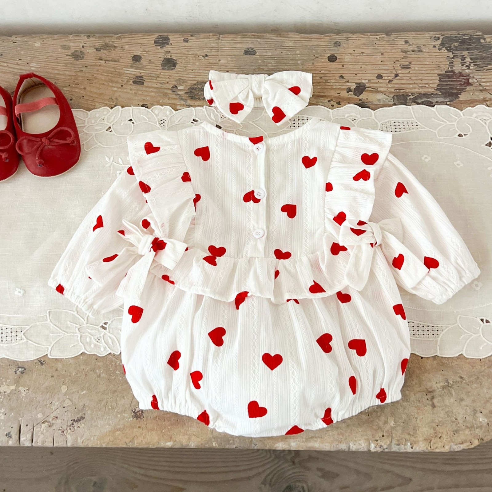 ins女童宝宝纯棉爱心印花哈衣带头巾婴幼童纯棉春秋季可爱连体衣