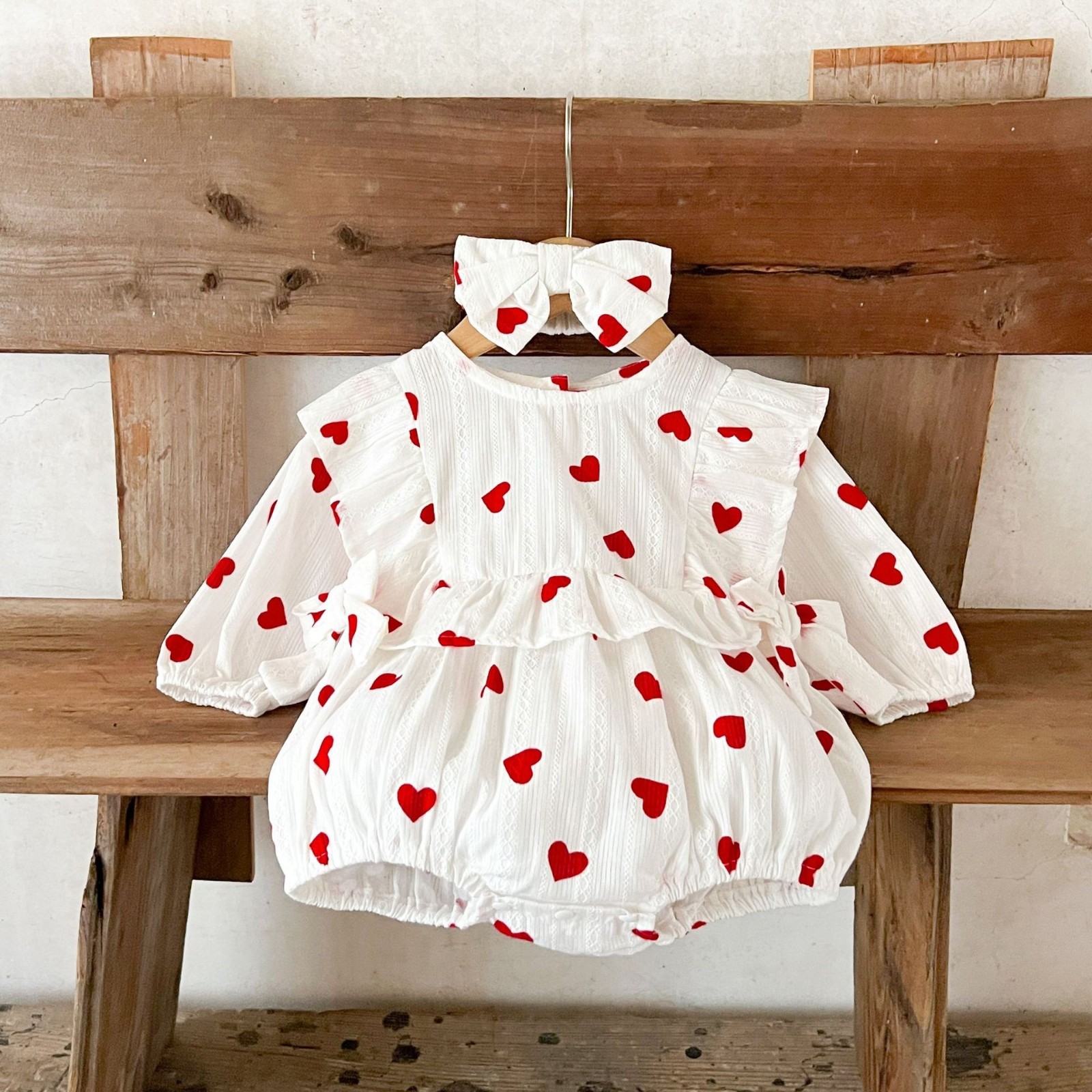 ins女童宝宝纯棉爱心印花哈衣带头巾婴幼童纯棉春秋季可爱连体衣图2