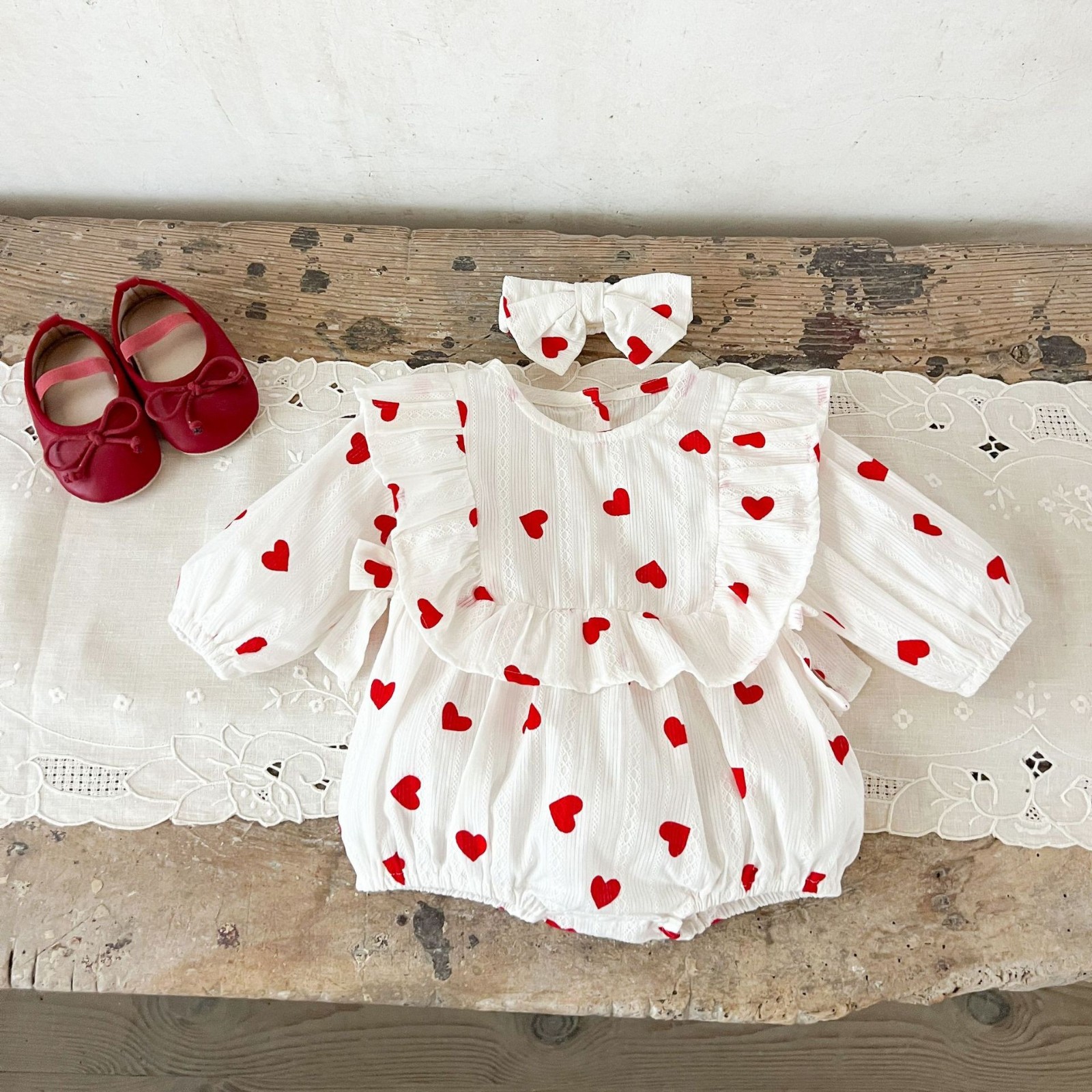 ins女童宝宝纯棉爱心印花哈衣带头巾婴幼童纯棉春秋季可爱连体衣图3