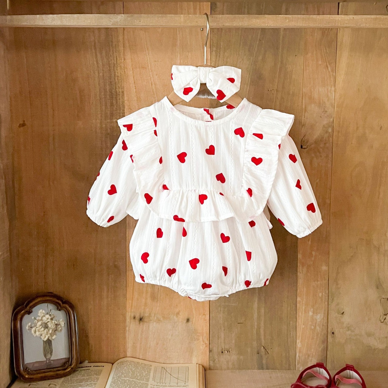 ins女童宝宝纯棉爱心印花哈衣带头巾婴幼童纯棉春秋季可爱连体衣图4