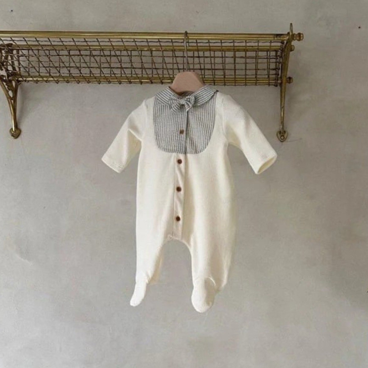 2026春季新款婴儿时尚拼接包脚长款连体衣宝宝帅气外穿长爬包屁衣