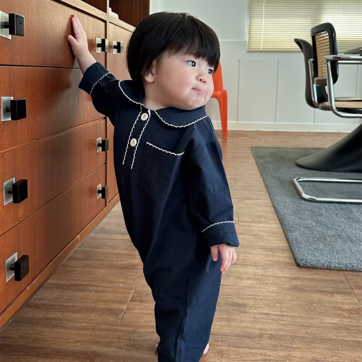 男女宝宝精致打揽两粒扣口袋长款爬服婴童气质翻领连腿哈衣包屁衣图2