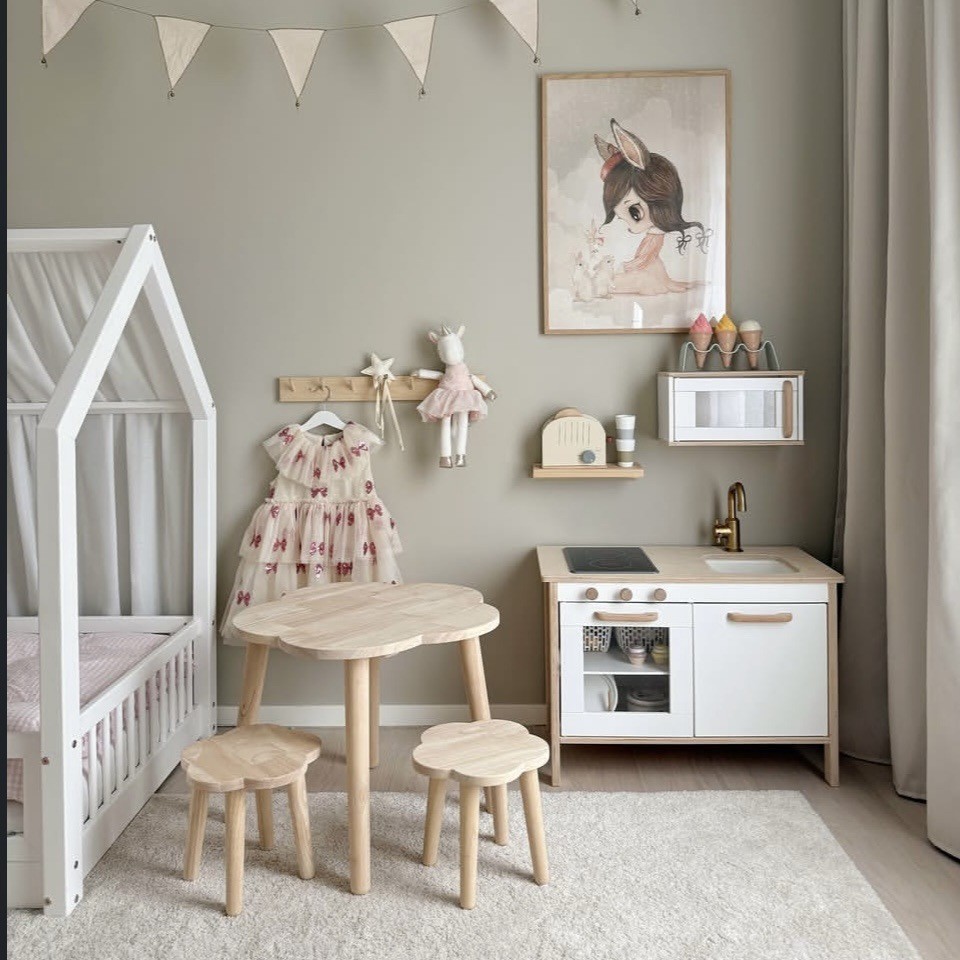 亚马逊外贸定制儿童桌椅实木学习桌椅花朵形状早教托育手工桌