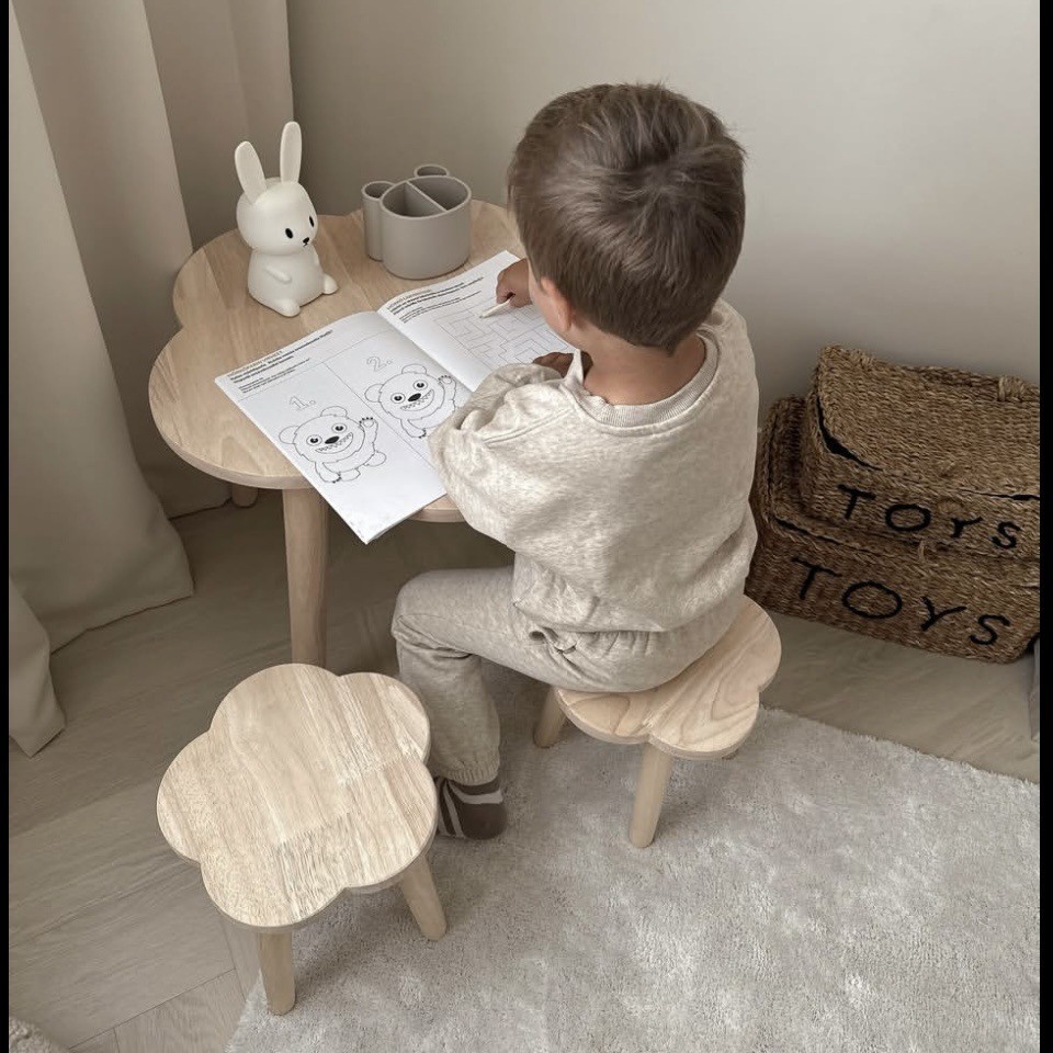 亚马逊外贸定制儿童桌椅实木学习桌椅花朵形状早教托育手工桌图4