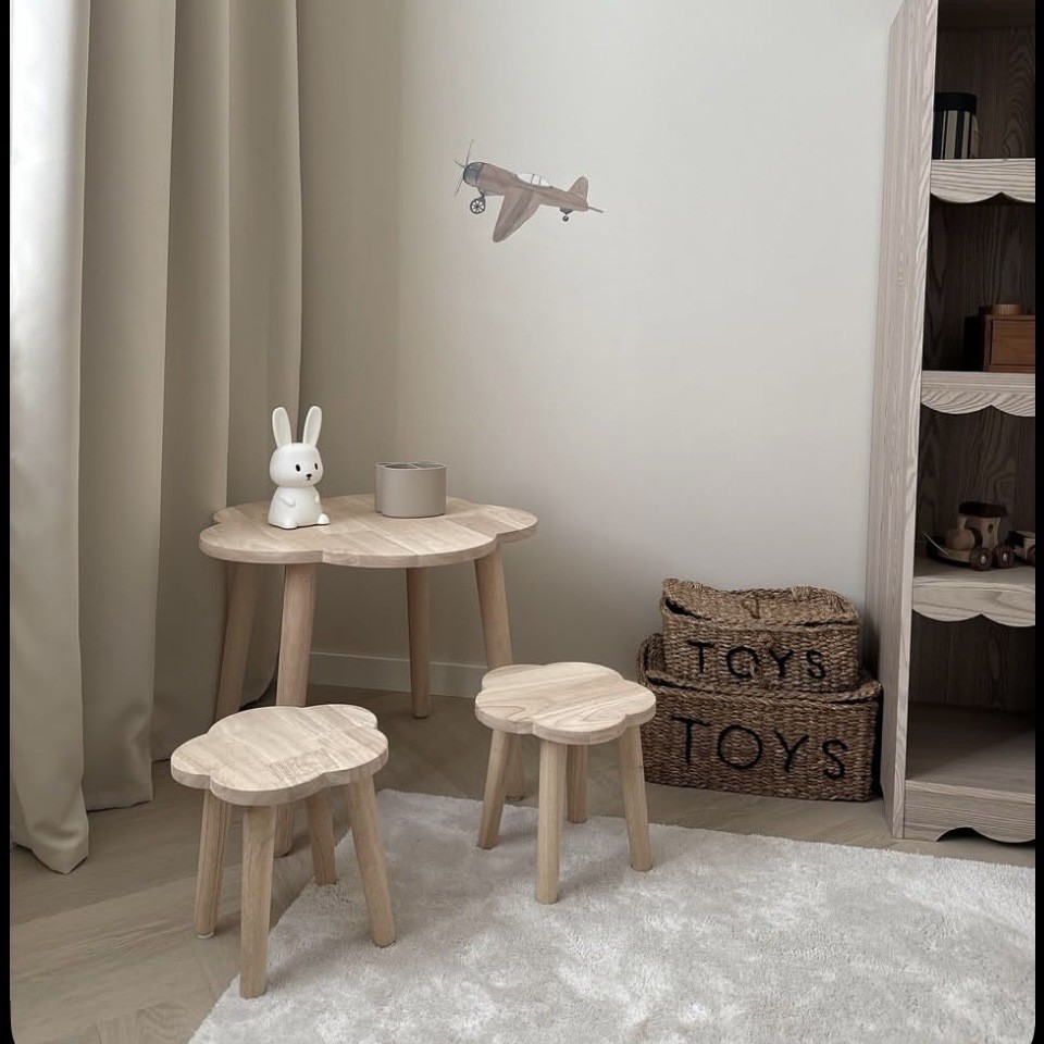 亚马逊外贸定制儿童桌椅实木学习桌椅花朵形状早教托育手工桌图3