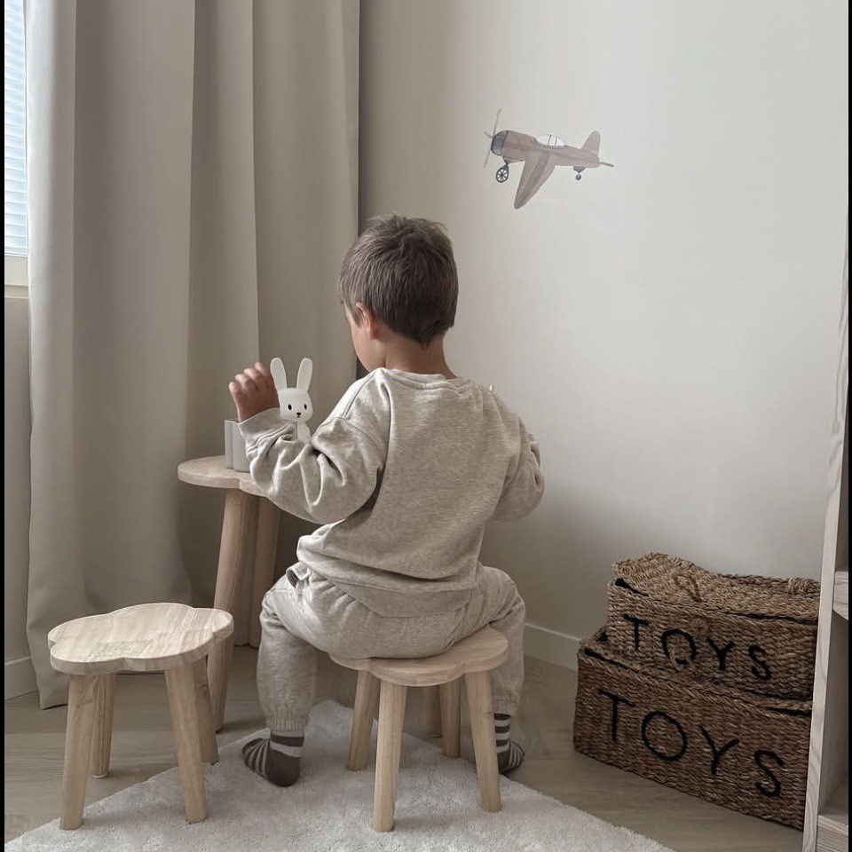 亚马逊外贸定制儿童桌椅实木学习桌椅花朵形状早教托育手工桌图2