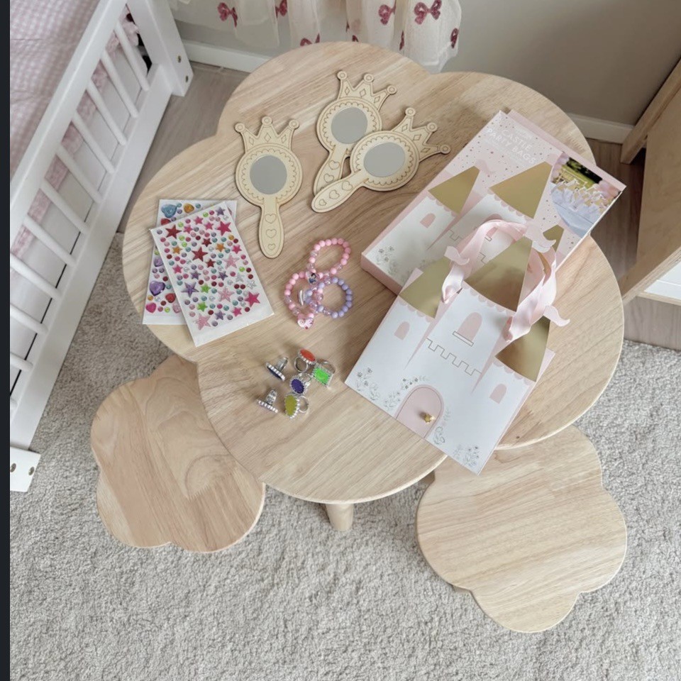 亚马逊外贸定制儿童桌椅实木学习桌椅花朵形状早教托育手工桌图5