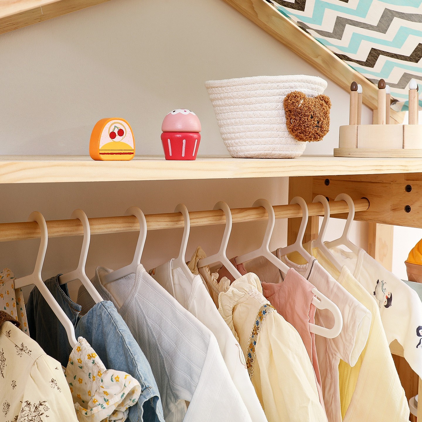 儿童衣架落地卧室家用挂衣架衣服收纳架多功能置物架实木衣帽架图2