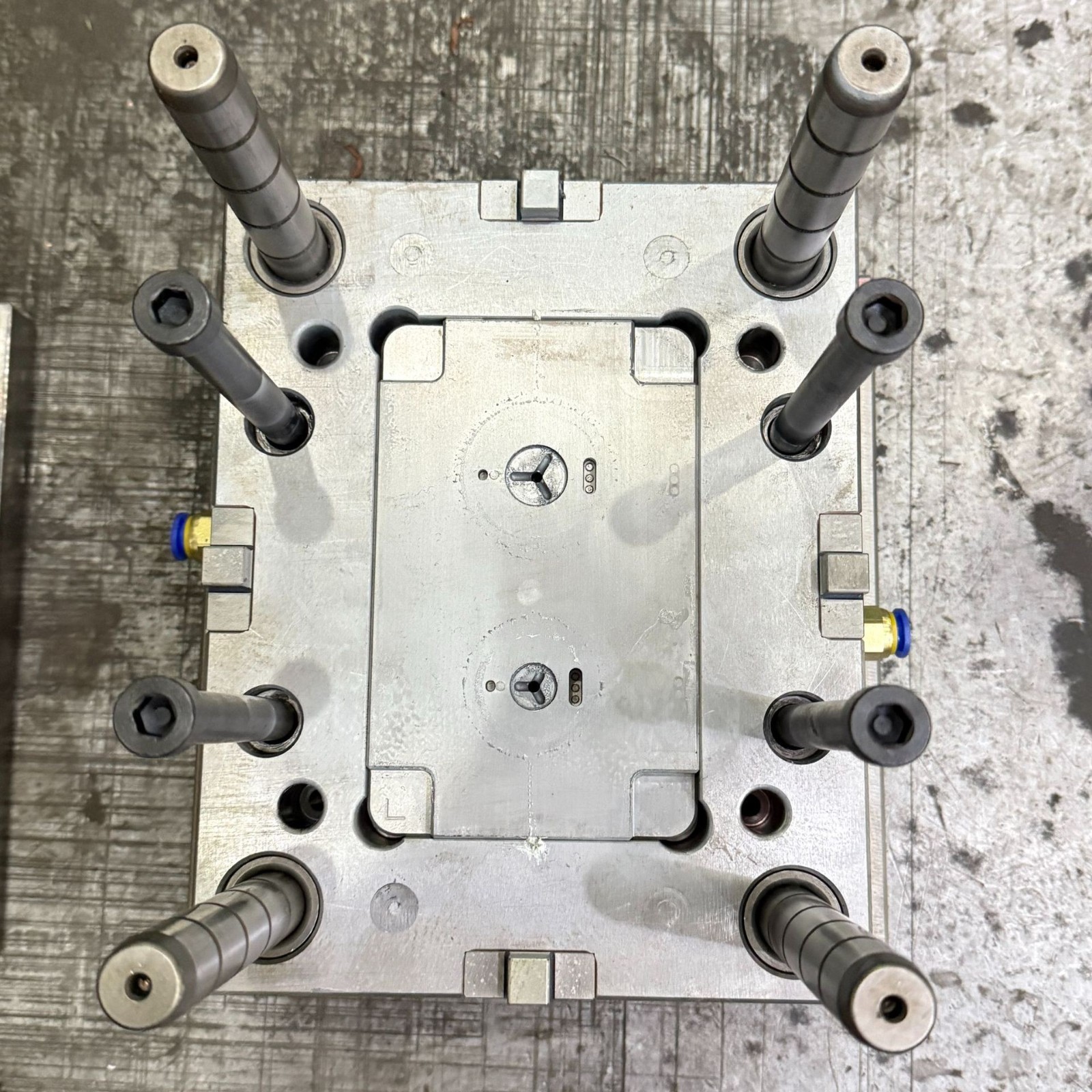 注塑模具 abs材质加工件可定异性件加工 电瓶套装结构体 模具可定图3