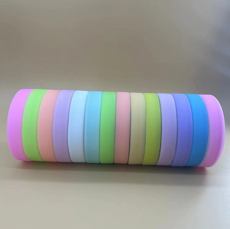 硅胶手环纯色现货凹凸印刷logo个性刻字镭射橡胶腕带厂家纯色夜光图3