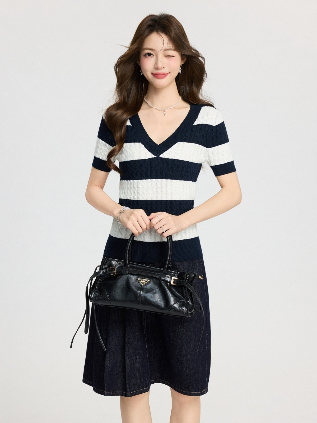 高级感麻花正肩撞色条纹V领针织打底衫内搭2026春夏季短袖上衣女图2