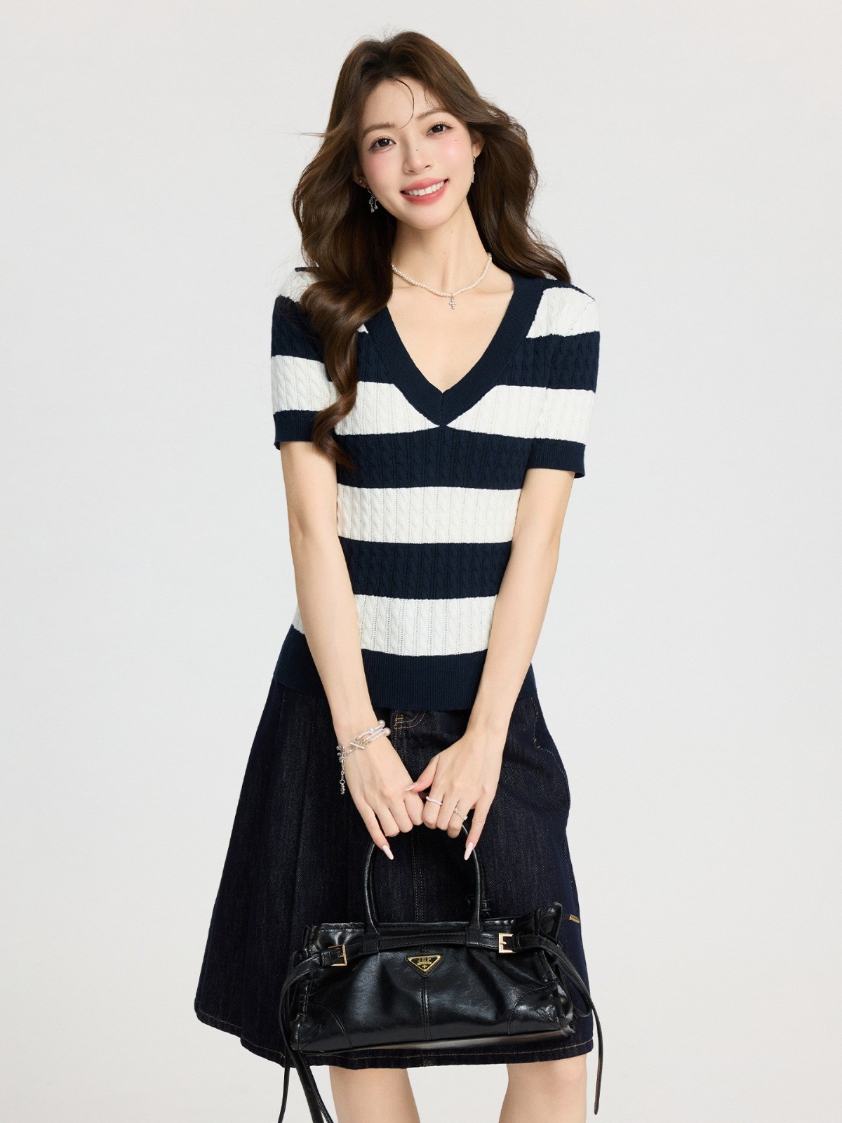 高级感麻花正肩撞色条纹V领针织打底衫内搭2026春夏季短袖上衣女图3