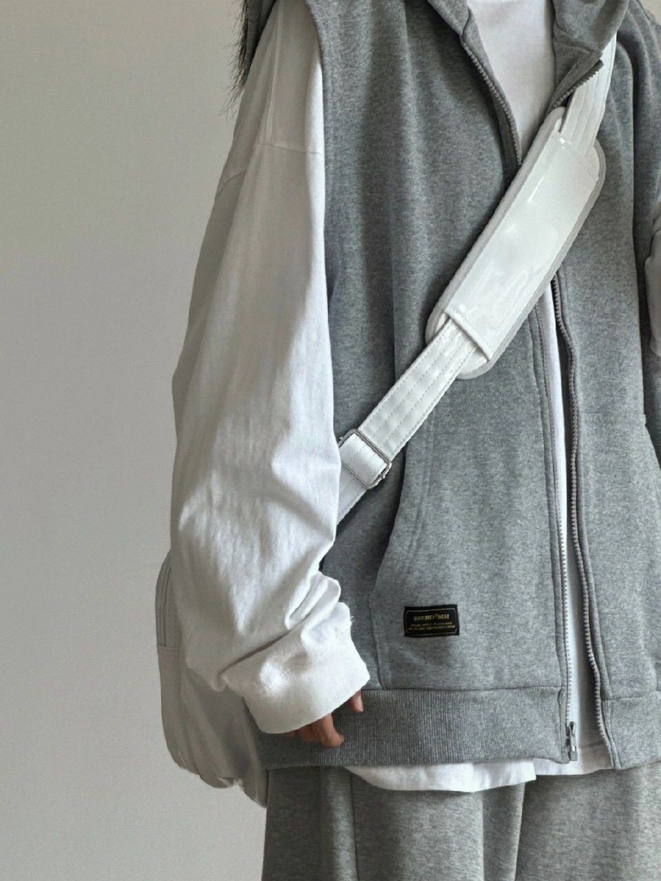 美式复古灰色无袖连帽拉链马甲男女春秋设计感小众慵懒风外搭上衣图2